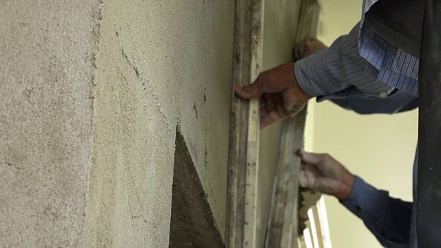 建筑工人粉刷水泥墙，4k视频素材