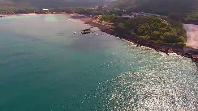 4K空中飞行在海滩和美丽的蓝色海洋。视频素材