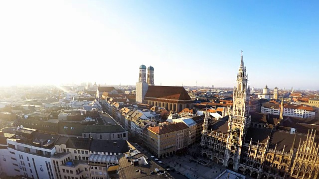 德国，巴伐利亚，慕尼黑，玛丽恩广场，新市政厅和圣母教堂。日落时分，在慕尼黑市中心的玛丽广场或中央广场视频素材