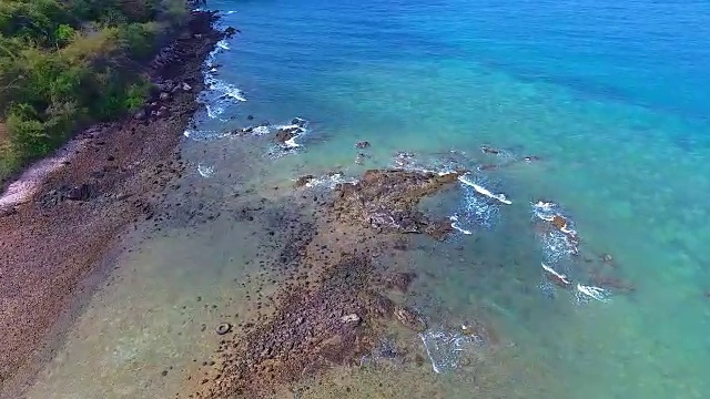 4K空中飞行在海滩和美丽的蓝色海洋。视频素材