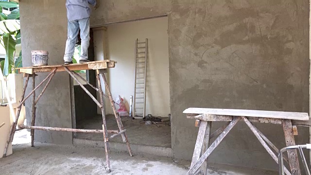 建筑工人抹灰水泥墙视频素材
