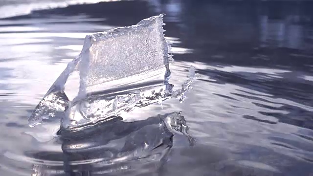 冰的图案出现在冻结的溪流，山区景观视频素材