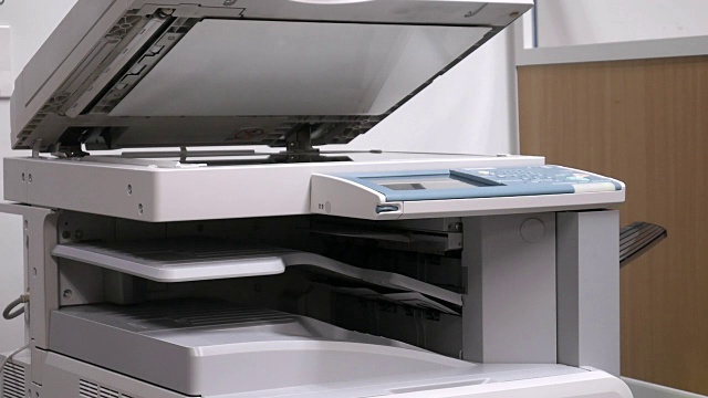 在打印机上打印绝密文本文件视频素材