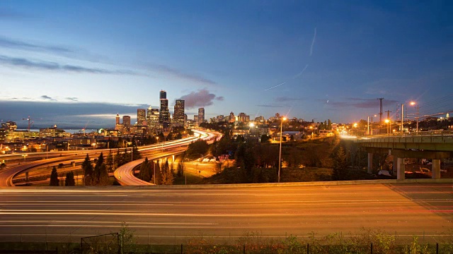 西雅图道路上的繁忙交通、城市景观和天际线耗时4k视频下载