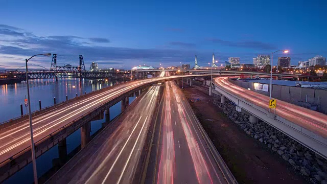 波特兰繁忙的交通，城市景观和天际线。间隔拍摄4 k视频素材