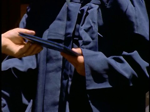 靠近男人握手与男毕业生+给他文凭视频下载