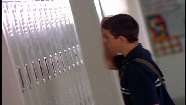 CANTED男孩与剪短的头发开放，关闭+拳头在高中走廊的锁视频下载