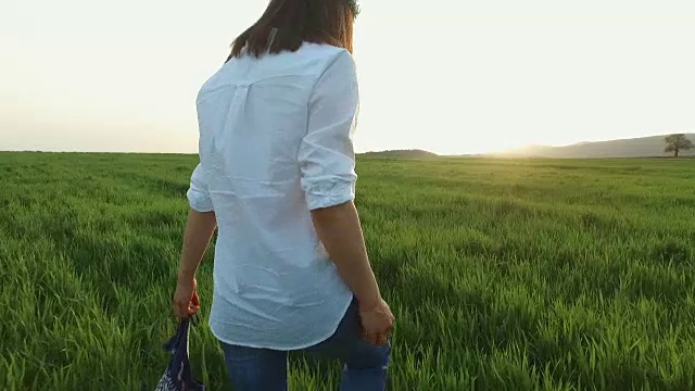 女人在野外享受大自然视频下载