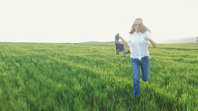 女人在野外享受大自然视频下载
