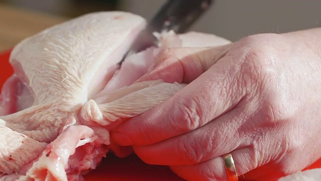 ECU TD的厨师切生鸡肉把乳房从核心红切菜板/新港,英国南威尔士aE视频素材