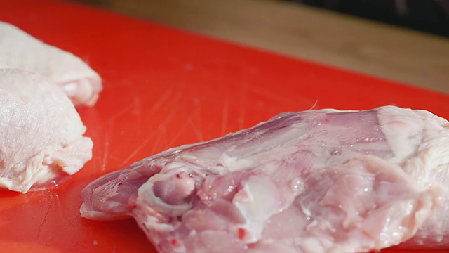 铜的厨师生鸡肉切成小块,红切菜板/新港,英国南威尔士aE视频素材
