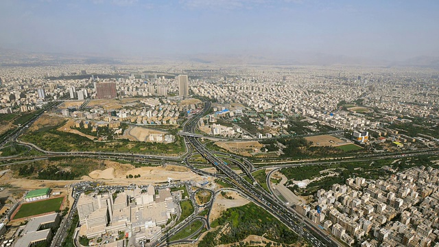 从伊朗首都德黑兰米拉德塔俯瞰风景视频下载