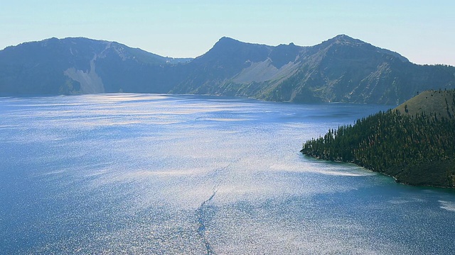 美国俄勒冈州克拉马斯县，火山口湖，被太阳照亮的巫师岛视频下载