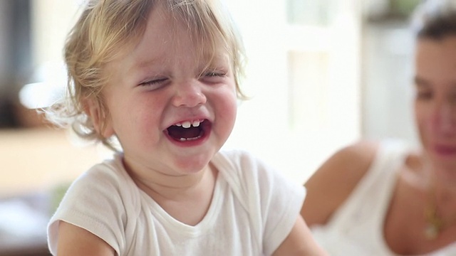 美国新墨西哥州圣达菲，一名笑着的男婴视频下载