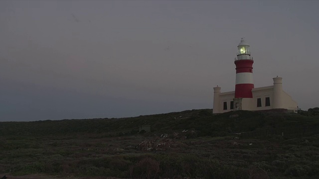 夜间灯塔/阿古拉斯角，西开普省，南非视频下载