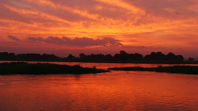 日落时的白尼罗河/朱巴，中赤道，苏丹视频素材