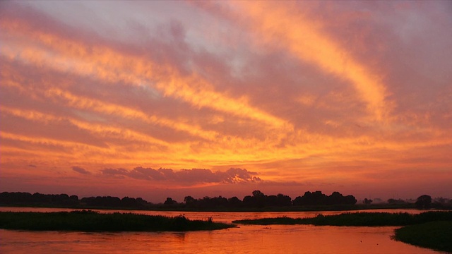 日落时的白尼罗河/朱巴，中赤道，苏丹视频素材