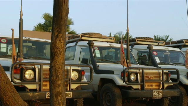 这张照片拍摄的是无国界医生四驱车并排停放的苏丹中赤道朱巴视频下载