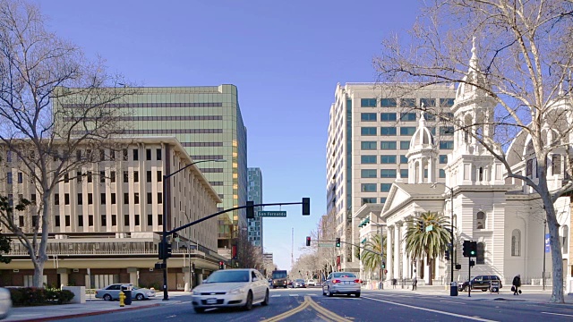 市中心的圣何塞街十字路口与轻轨交通视频下载