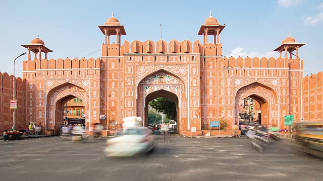 印度拉贾斯坦邦斋浦尔的一扇城门上的交通视频下载