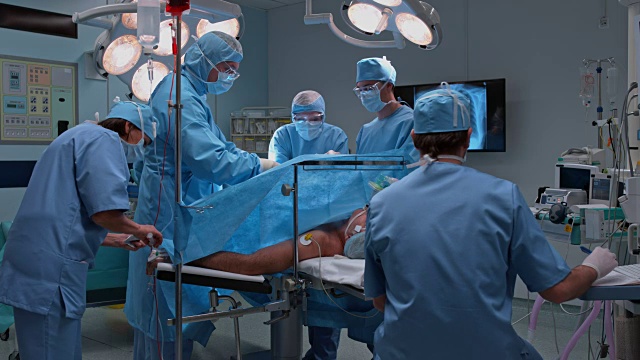 在手术室接受手术的男性老年患者视频素材
