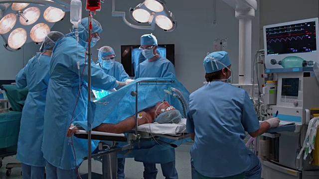 手术室，手术团队正在进行手术视频素材