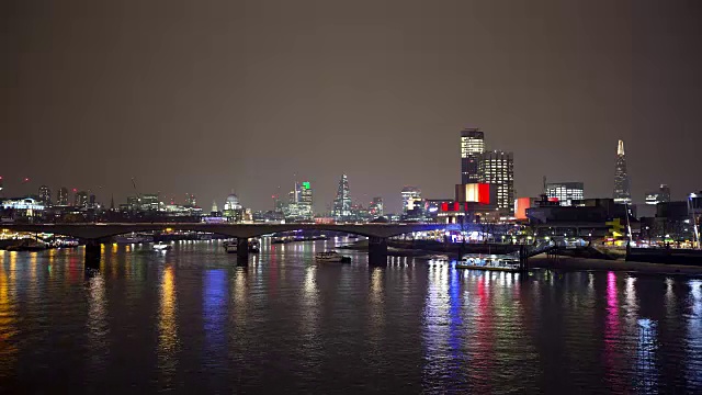 泰晤士河和伦敦滑铁卢桥的夜晚时光流逝视频素材