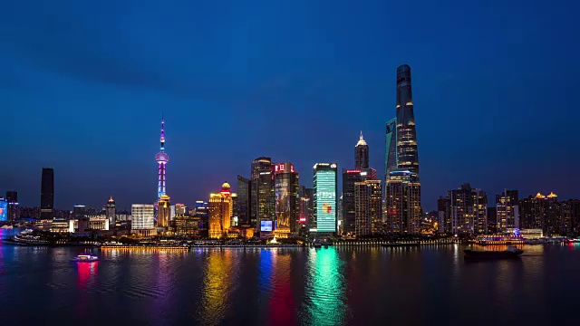 时间流逝，上海从白天到夜晚的过渡视频素材