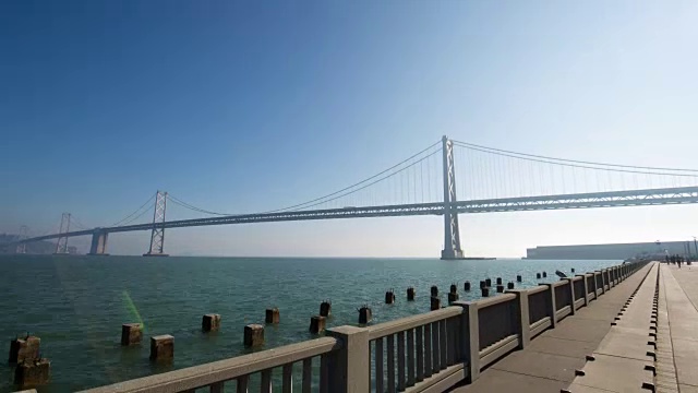 蓝天下的海湾大桥。间隔拍摄4 k hyperlapse视频素材