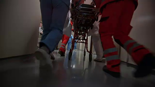 医疗队用担架把病人抬进急诊室的双腿视频下载