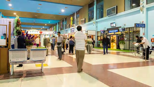 4K延时:机场到达区旅客拥挤视频下载
