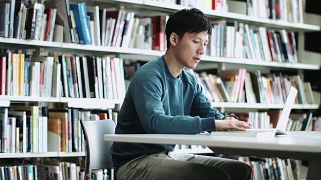 亚洲成年男学生在图书馆看书视频下载