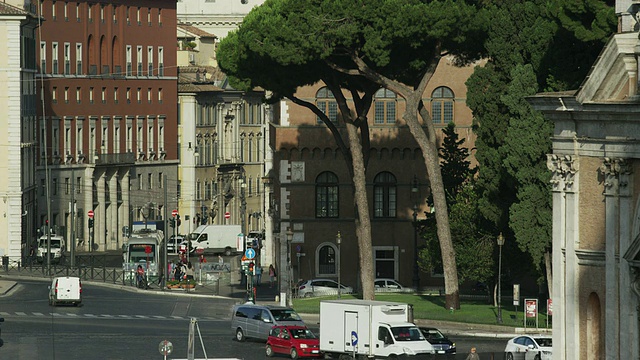意大利罗马繁忙城市街道上的交通状况视频素材