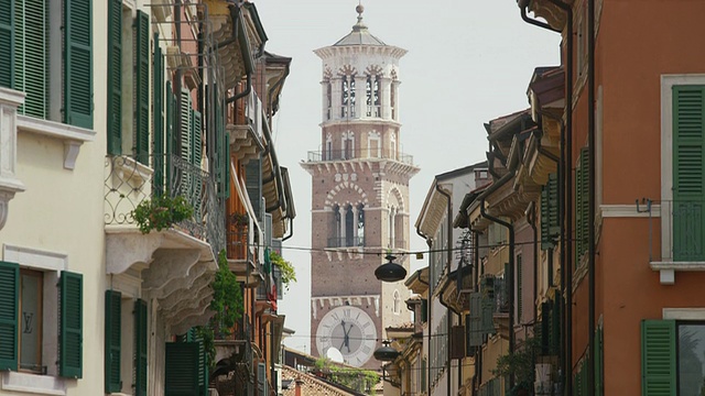 宽镜头拍摄的人群在街上看钟楼/维罗纳，意大利视频下载