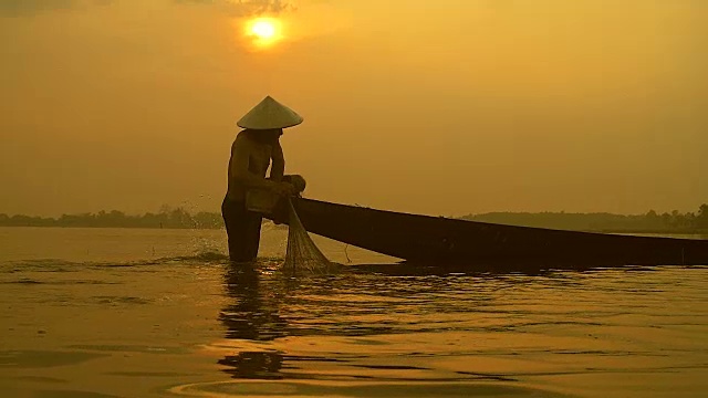 高清慢镜头:当地渔民在晨曦中工作的生活方式。视频素材