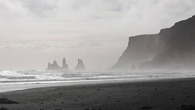 冰岛南部V - k - M - rdal的尖塔和黑色海滩视频素材