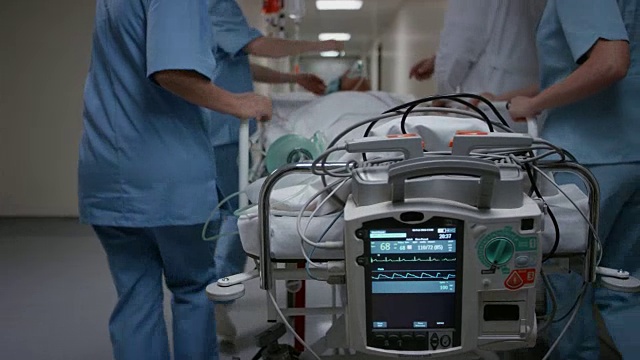 一个医疗小组正在把一个病人送到手术室视频素材