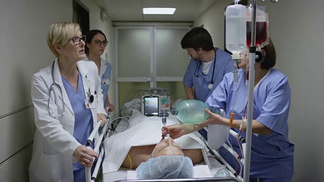 医疗小组正在把人工通气的病人转移到手术室视频素材