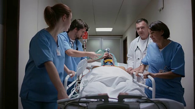 急诊护士在送病人去手术室的路上手动给病人通气视频素材