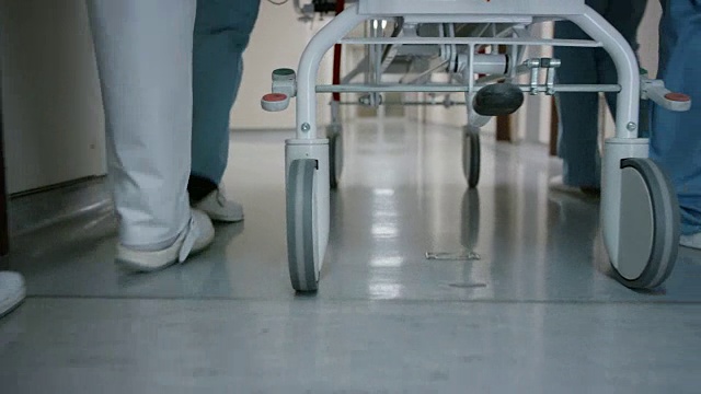 医院走廊上推着轮床上的轮子视频下载