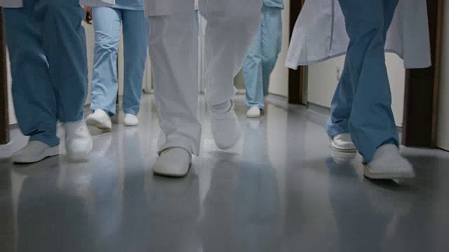 医疗队的腿走过医院的走廊视频下载