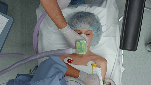 小男孩正在准备接受护士的手术视频素材