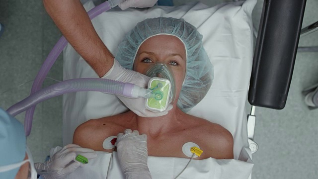 一名白人女性在手术前被麻醉视频素材