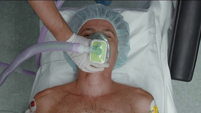 男性患者术前吸入麻醉视频素材