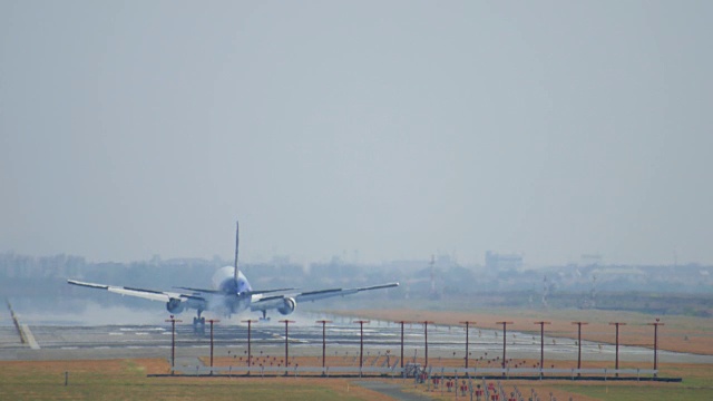 喷气式飞机在大型机场降落，4k(超高清)视频素材