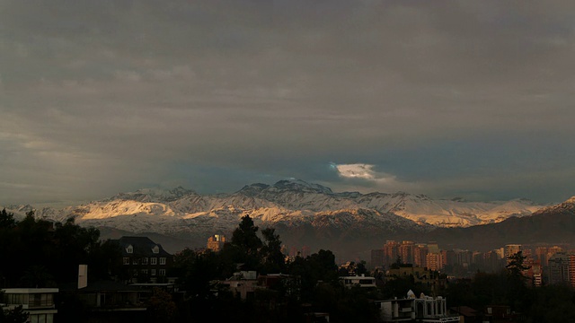 从智利圣地亚哥的屋顶拍摄日落的时间流逝视频素材