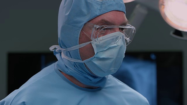 把器械交给外科医生做切口的外科技术人员视频素材