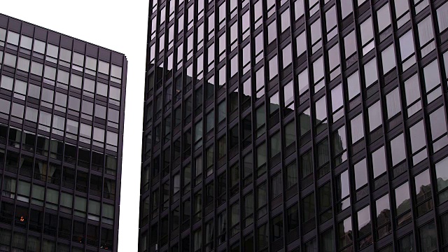 蒙特利尔市中心两栋建筑的MS视频素材