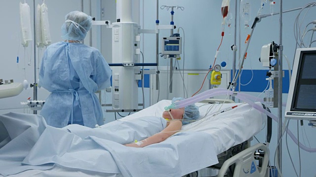 重症监护病房的护士正在给一个小孩输液视频下载