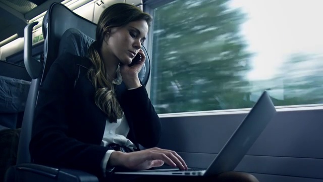 坐在火车里工作的女商人视频下载